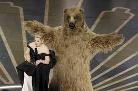 Cocaine Bear Elizabeth Banks presenting the Visual Effects award at the Oscars;