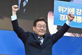 Lee Jae-myung celebrating with his hands, in a closed fits, in the air;